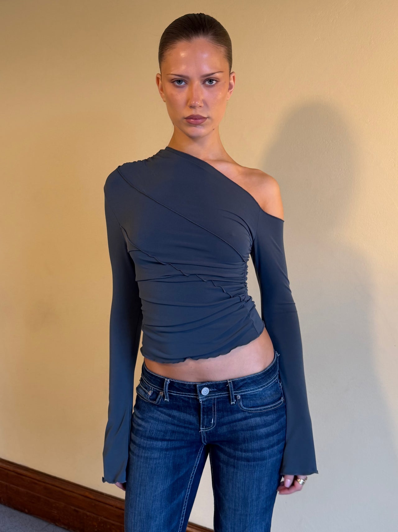 CHARCOAL POP SHOULDER TOP