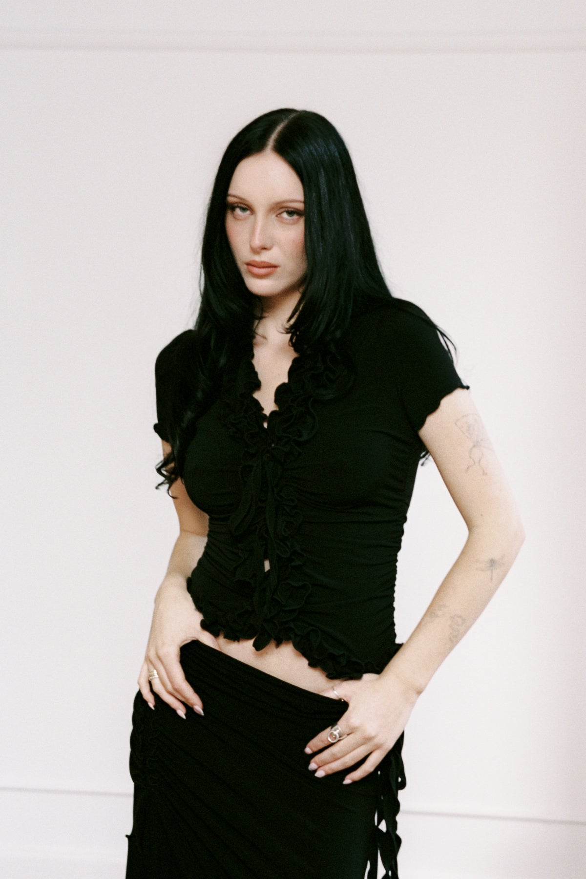 RUFFLE TOP SHORT SLEEVE BLACK