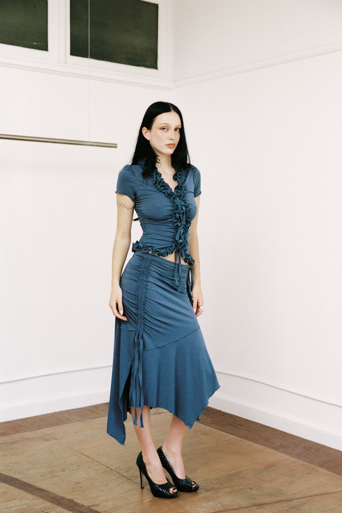 RUFFLE TOP SHORT SLEEVE FRENCH BLUE