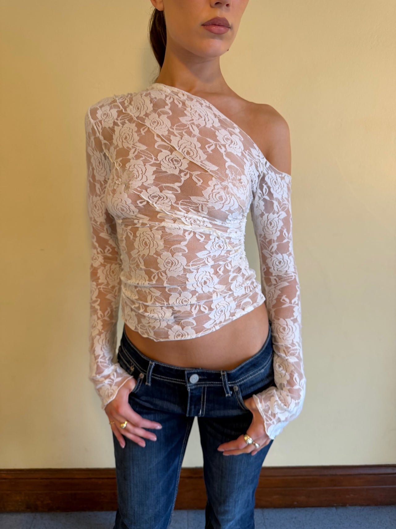 WHITE LACE POP SHOULDER TOP