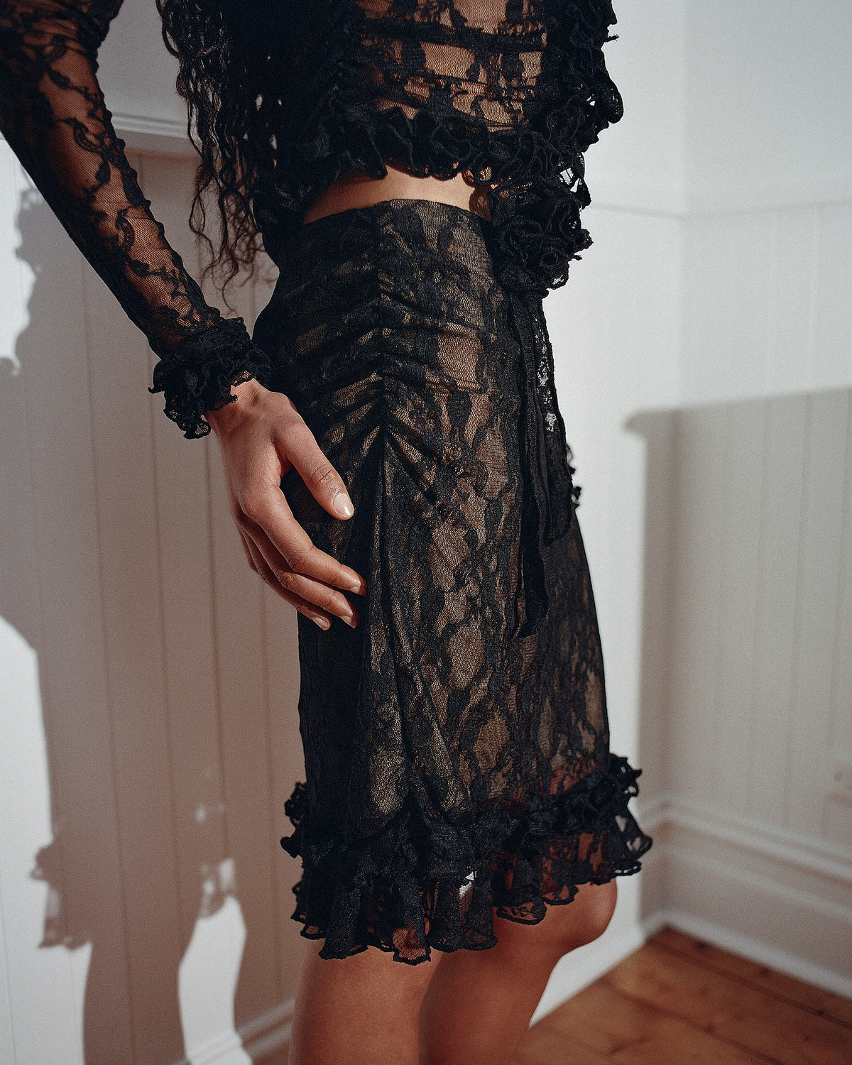 RUFFLE SKIRT BLACK LACE
