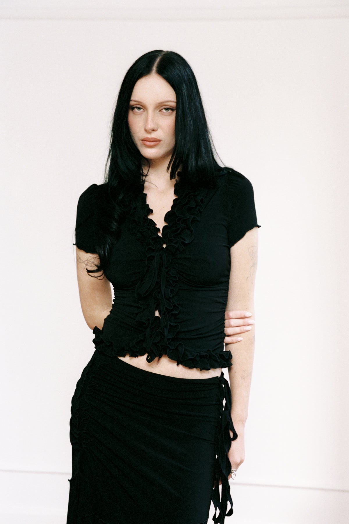 RUFFLE TOP SHORT SLEEVE BLACK