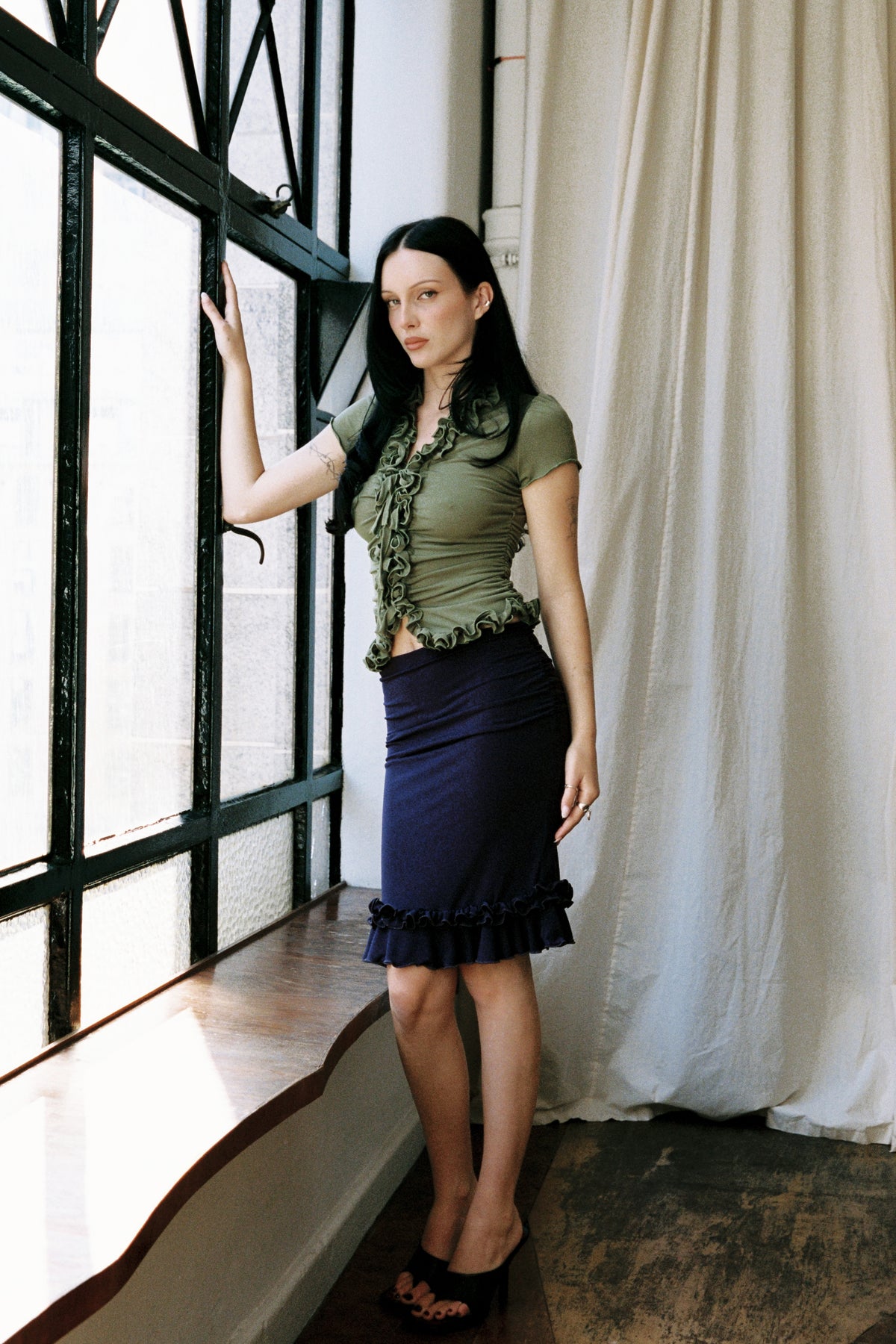 RUFFLE TOP SHORT SLEEVE KHAKI