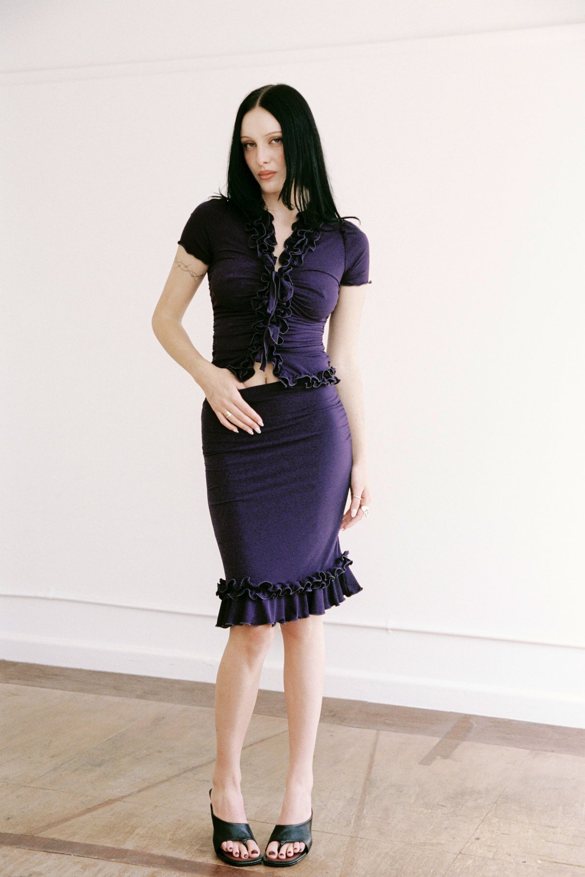 RUFFLE TOP SHORT SLEEVE EGGPLANT