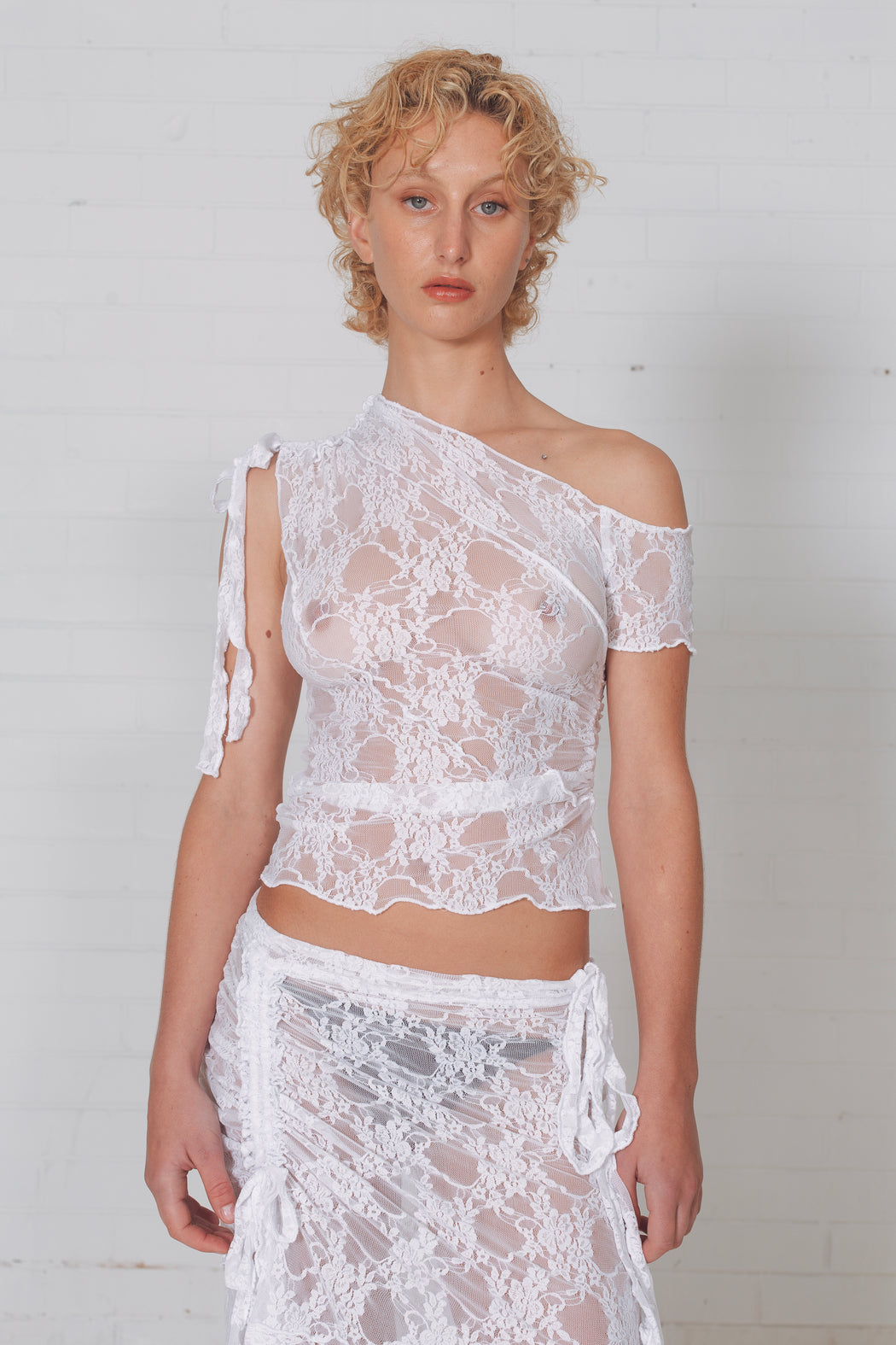 WHITE LACE SUMMER POP TOP