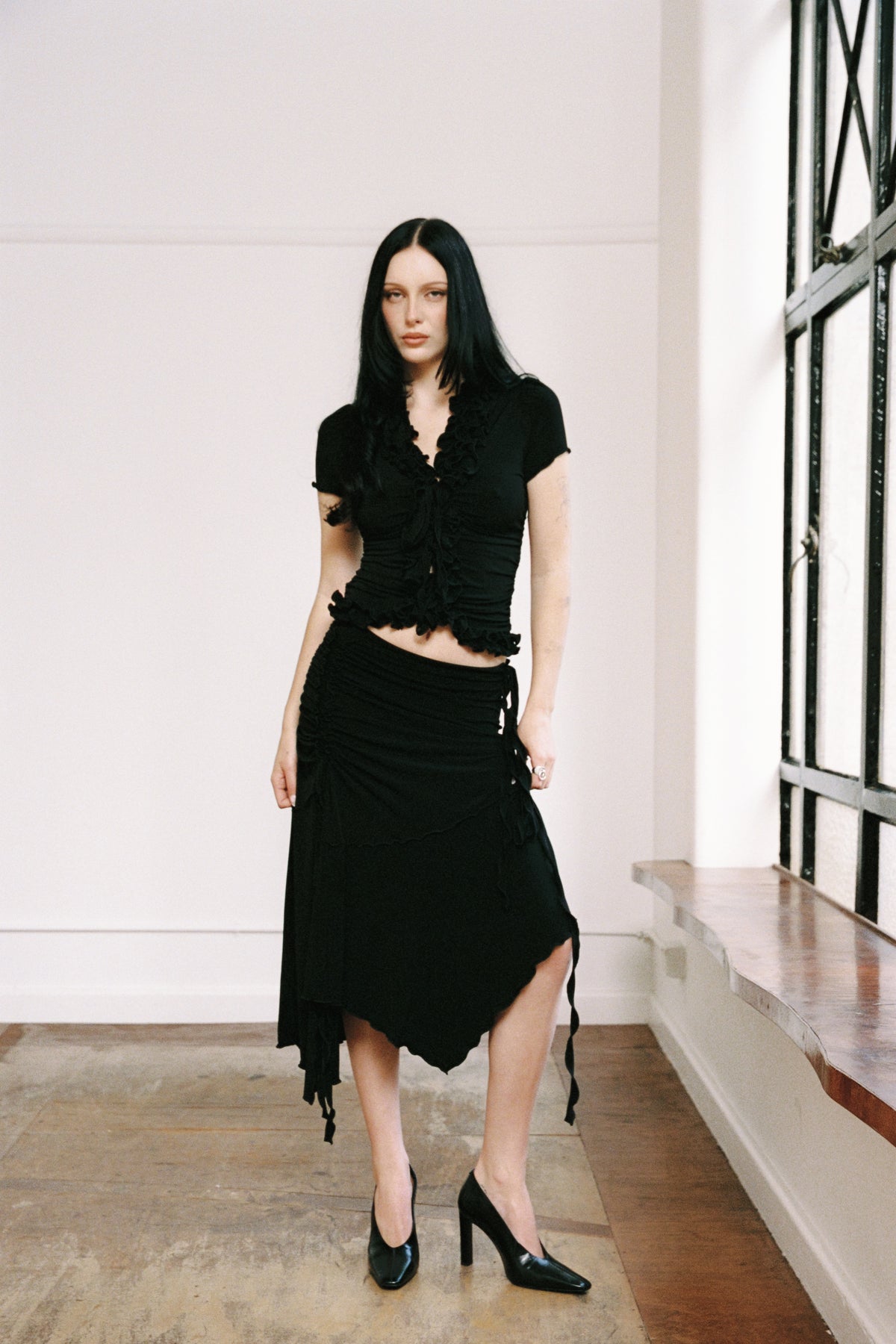 RUFFLE TOP SHORT SLEEVE BLACK