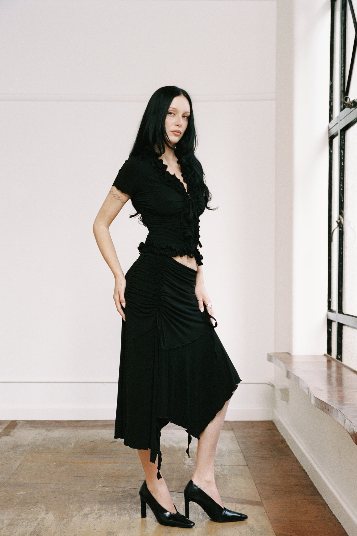 RUFFLE TOP SHORT SLEEVE BLACK