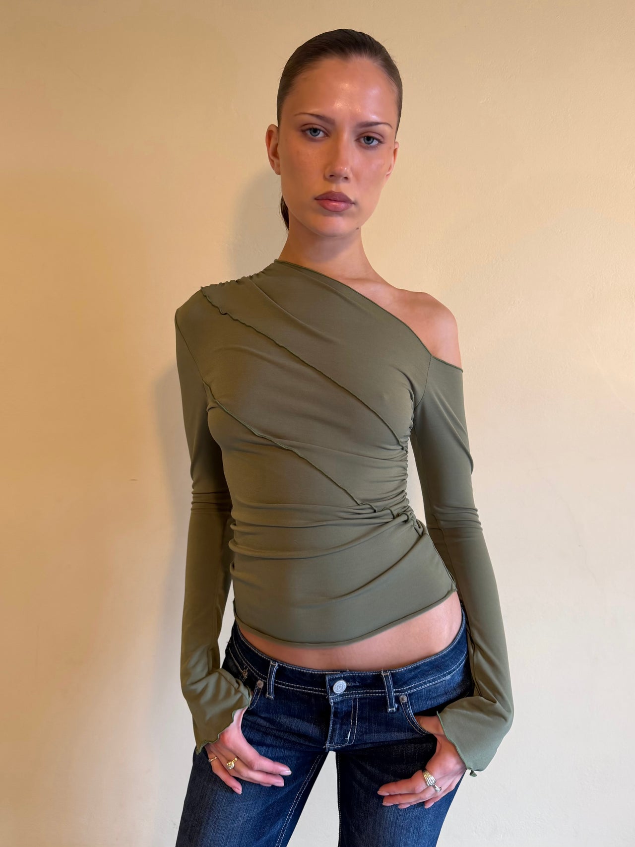 KHAKI POP SHOULDER TOP