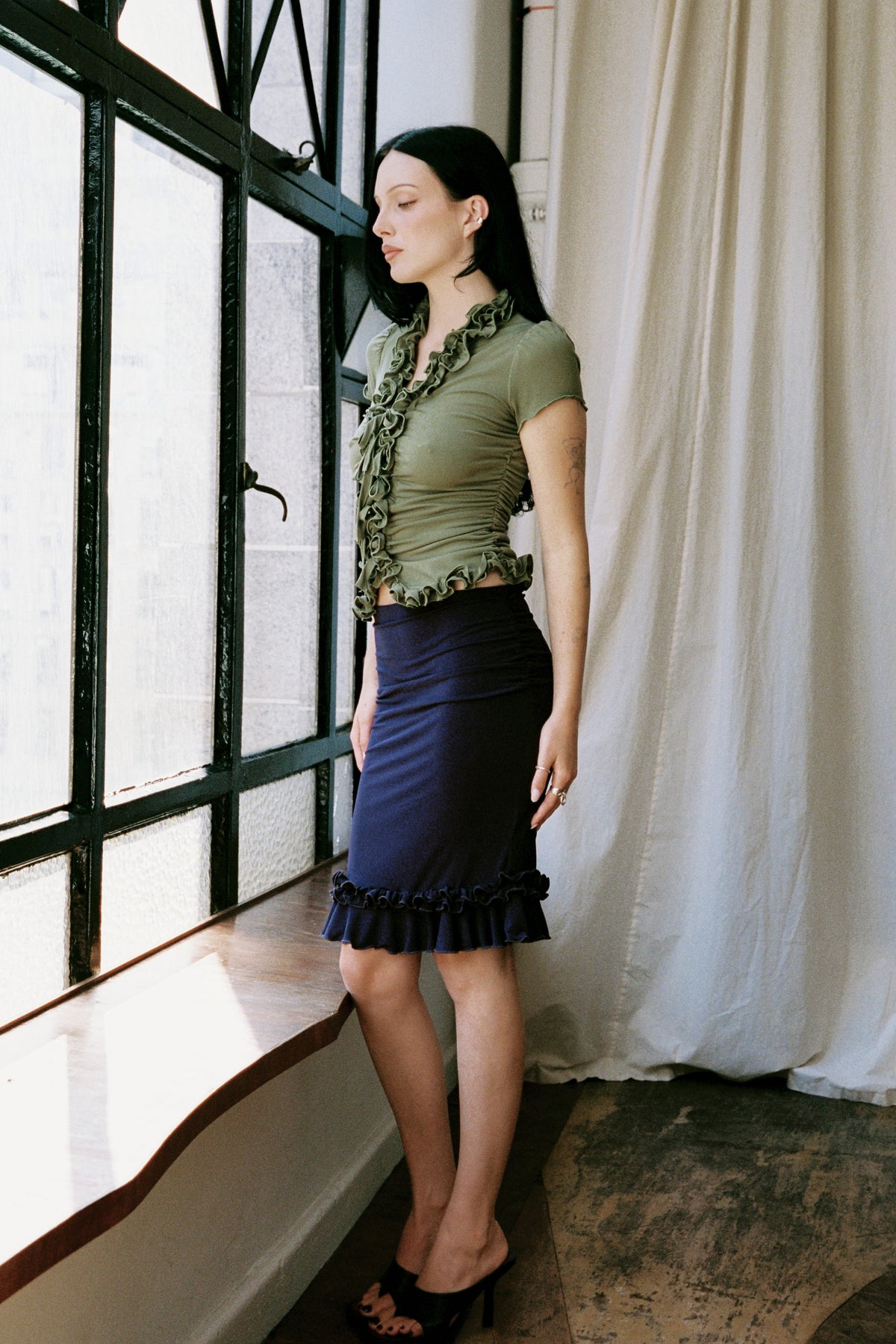 RUFFLE TOP SHORT SLEEVE KHAKI