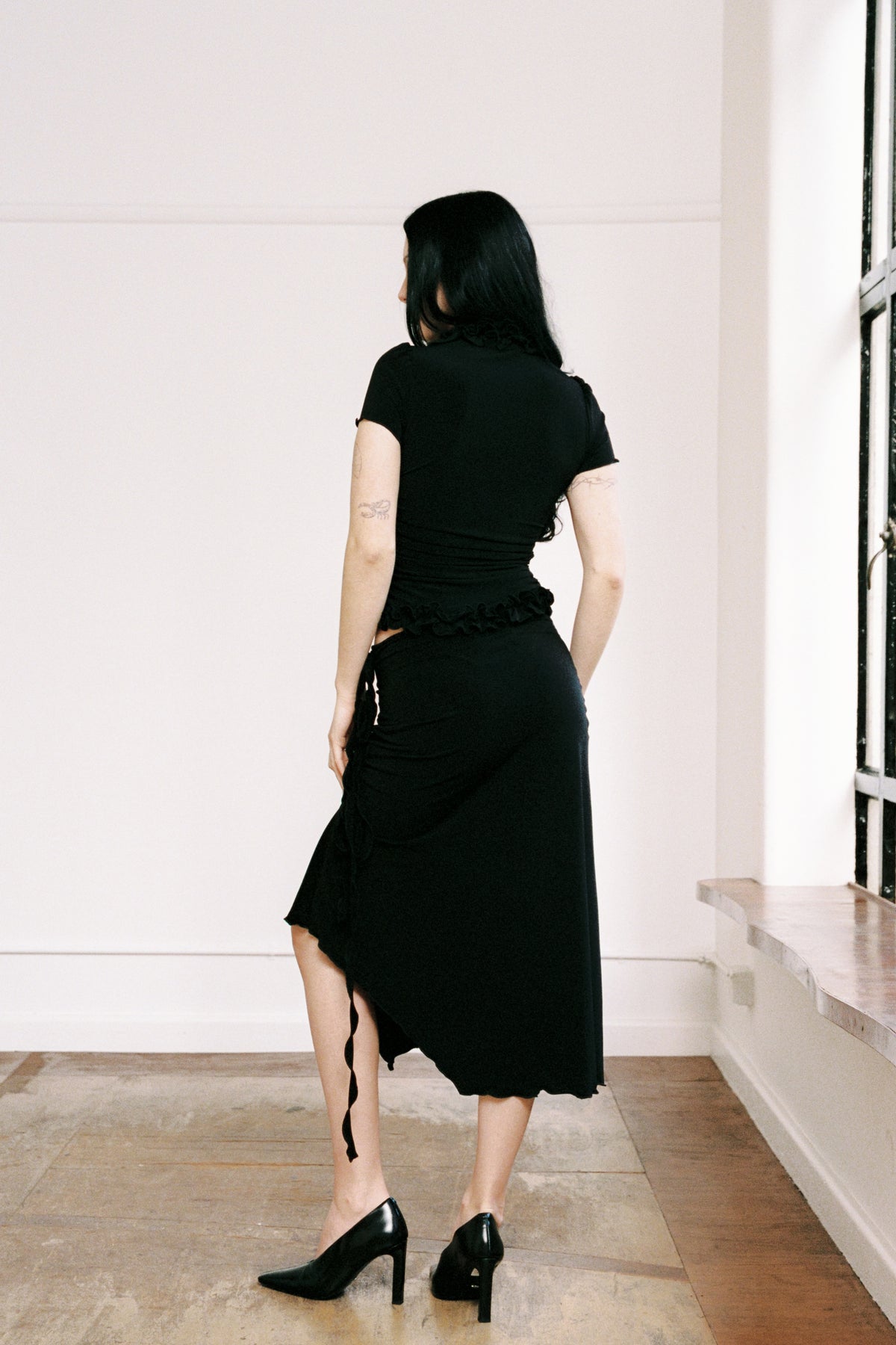 RUFFLE TOP SHORT SLEEVE BLACK
