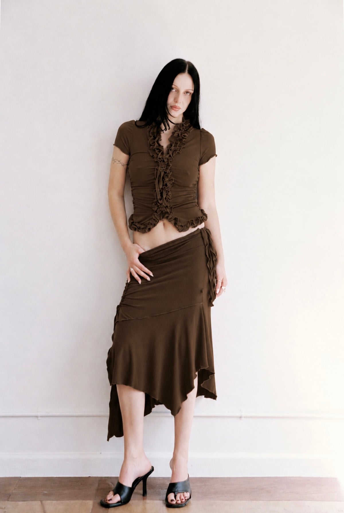 RUFFLE TOP SHORT SLEEVE BROWN